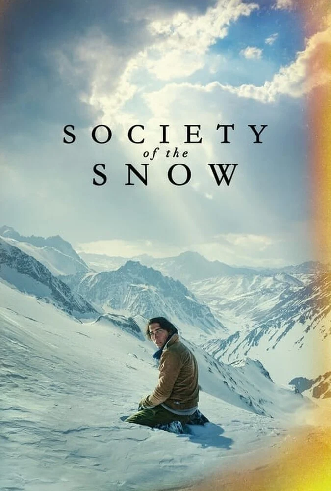 فیلم انجمن برف - Society of the Snow - صحنه‌ای از بازماندگان در کوهستان آند