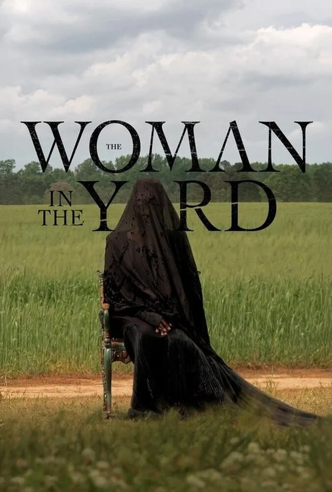 فیلم زنی در محوطه (The Woman in the Yard) 2025 - صحنه‌ای از حضور زن مرموز در محوطه خانه